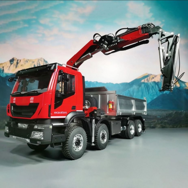 FM 1:14 8x8 LKW mit Iveco Trakker und hydraulischem Ladekran